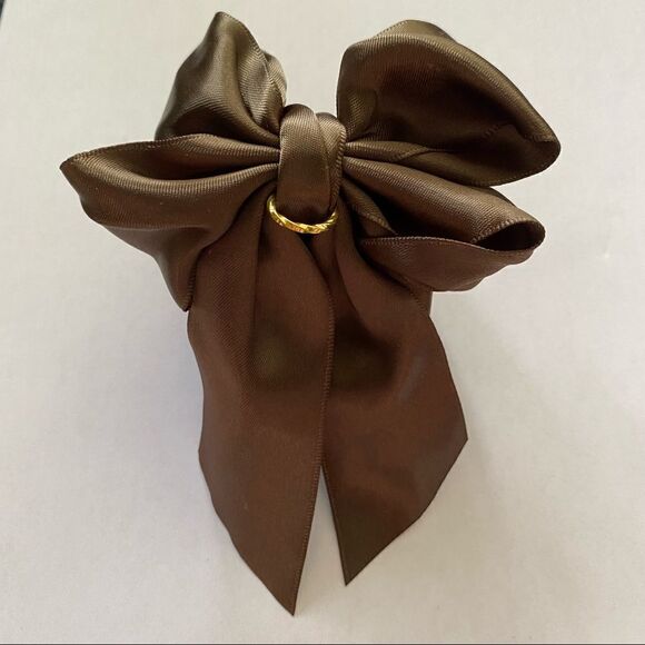 Set of 5 Hair Accessories - 1 Claw Clip, 4 Scrunchies - Picture 2 of 4